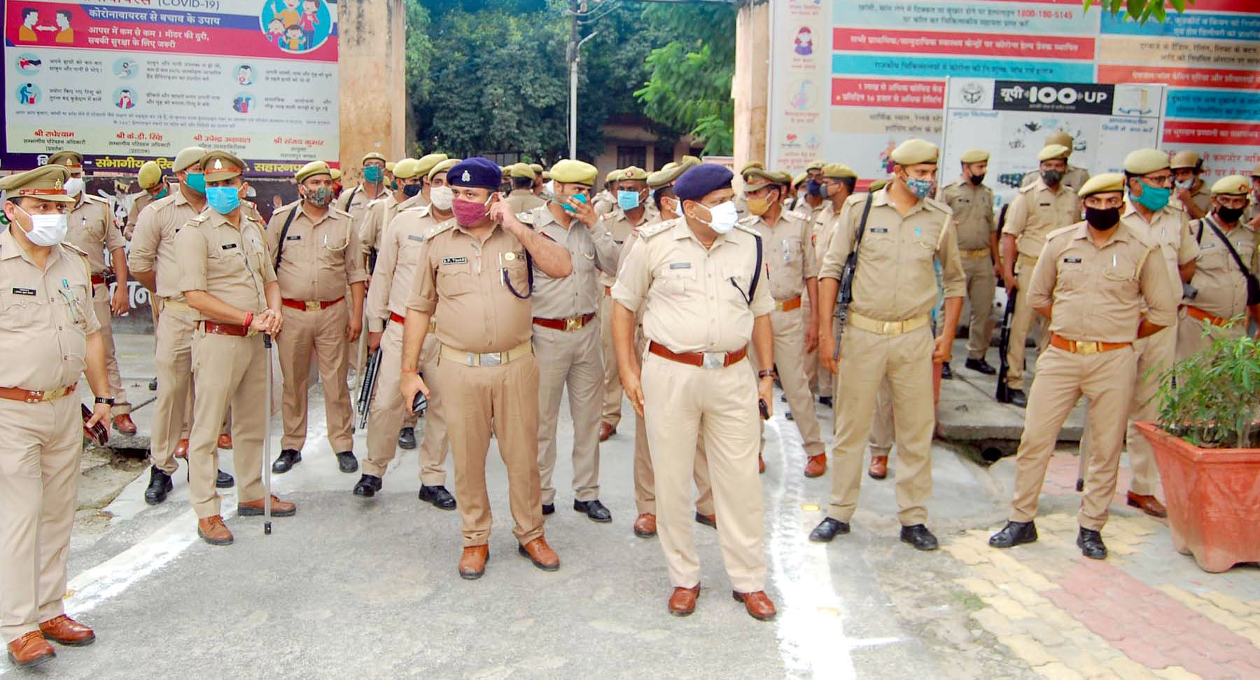 भीम आर्मी के प्रदर्शन के दौरान कार्यकर्ताओं को रोकने के लिए मंडलायुक्त कार्यालय के मुख्य द्वार ? भीम आर्मी के प्रदर्शन के दौरान कार्यकर्ताओं को रोकने के लिए मंडलायुक्त कार्यालय के मुख्य द्वार ?