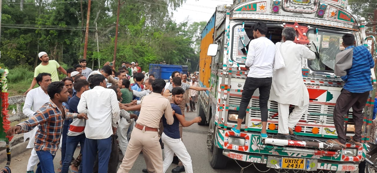 बेहट में हादसे के बाद ट्रक में तोड़फोड़ करती भीड़।