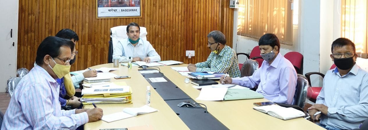 बागेश्वर में वीसी से जुड़े डीएम विनीत कुमार और अन्य अधिकारी। संवाद न्यूज एजेंसी बागेश्वर में वीसी से जुड़े डीएम विनीत कुमार और अन्य अधिकारी। संवाद न्यूज एजेंसी