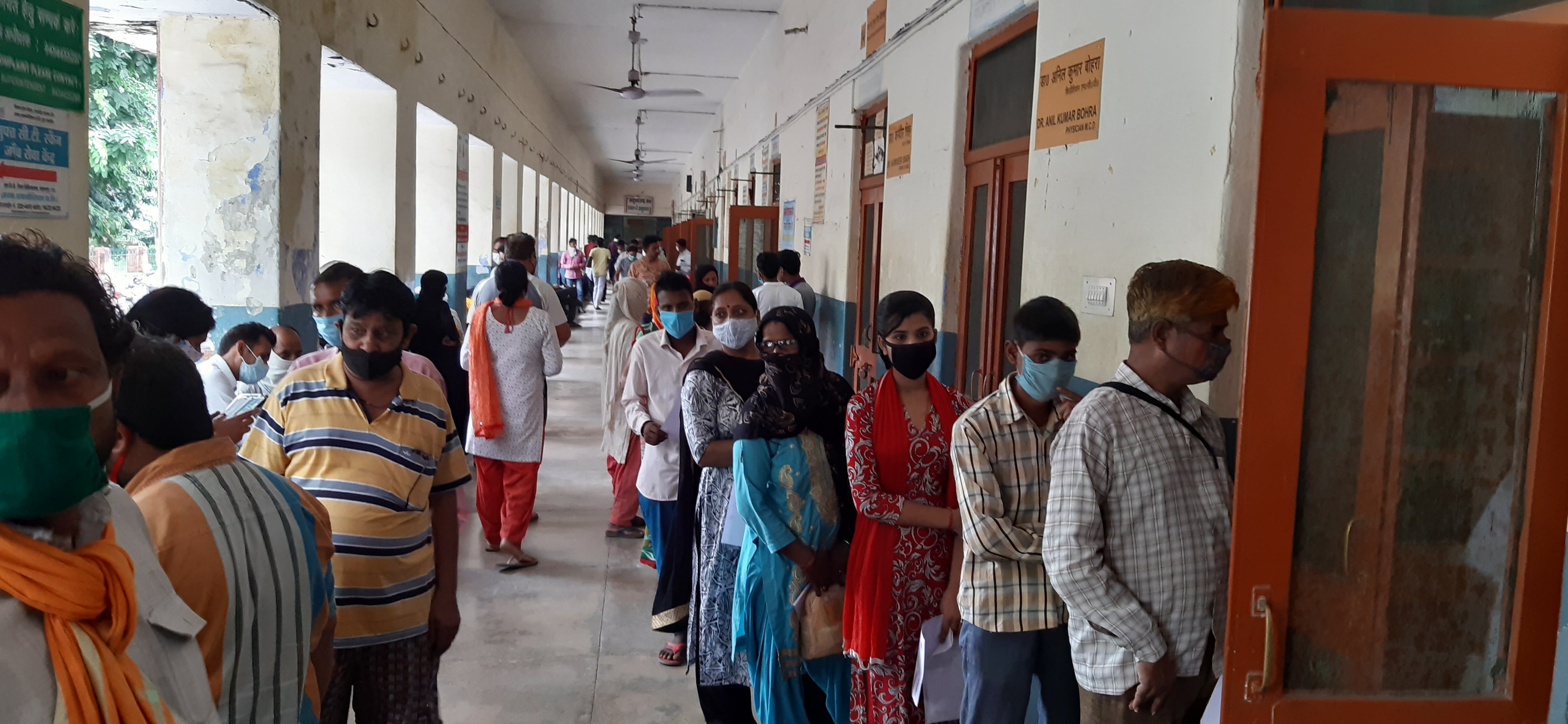 जिला अस्पताल की ओपीडी में चिकित्सक के कक्ष के बाहर लगी मरीजों की लाइन जिला अस्पताल की ओपीडी में चिकित्सक के कक्ष के बाहर लगी मरीजों की लाइन