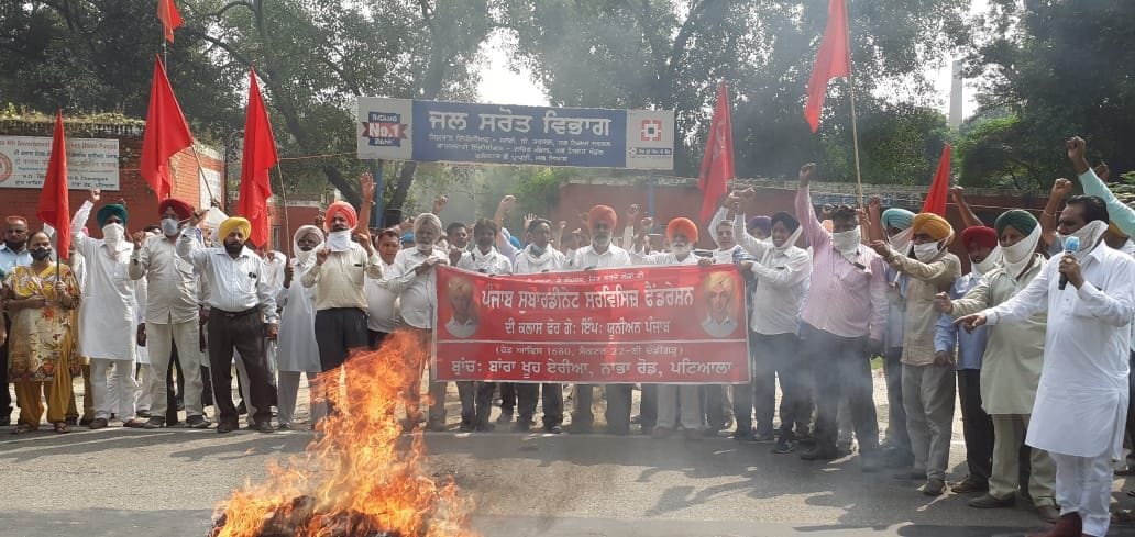 वीरवार को पटियाला-नाभा रोड पर किसानों के समर्थन में पीएम नरेंद्र मोदी का पुतला फूंक प्रदर्शन करत? वीरवार को पटियाला-नाभा रोड पर किसानों के समर्थन में पीएम नरेंद्र मोदी का पुतला फूंक प्रदर्शन करत?