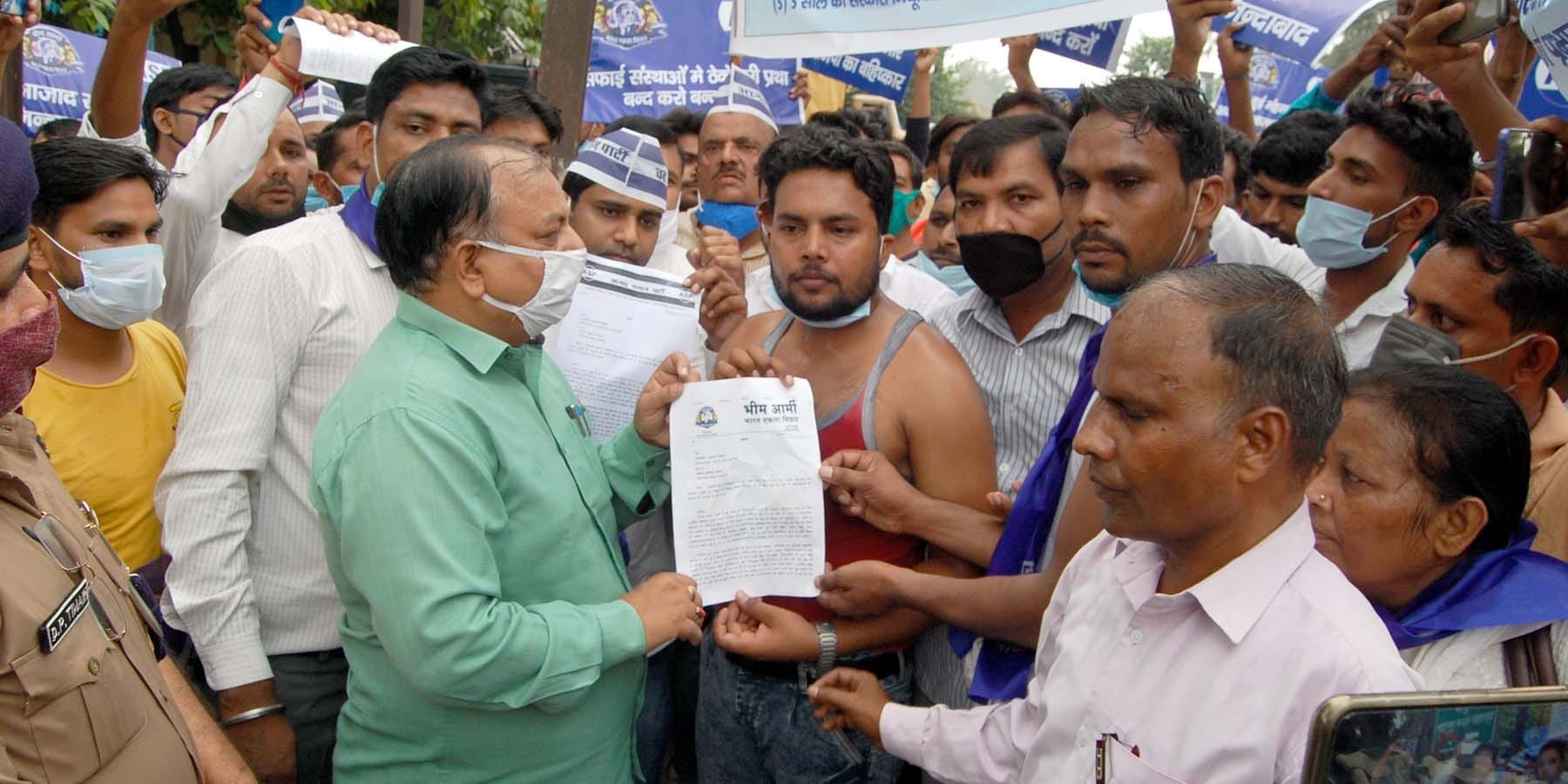 मंडलायुक्त कार्यालय के द्वार तक पहुंचने से पहले ही प्रदर्शनकारियों से ज्ञापन लेते सिटी मजिस्ट्? मंडलायुक्त कार्यालय के द्वार तक पहुंचने से पहले ही प्रदर्शनकारियों से ज्ञापन लेते सिटी मजिस्ट्?