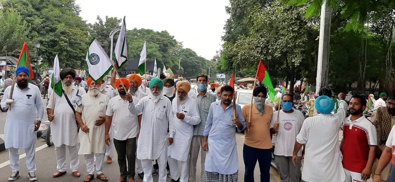 वीरवार को पटियाला में खेती कानून के विरोध में मार्च निकालते किसान। वीरवार को पटियाला में खेती कानून के विरोध में मार्च निकालते किसान।