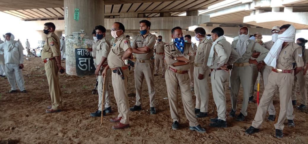 अलीगढ़ः टप्पल इंटरचेंज पर मौजूद पुलिस फोर्स