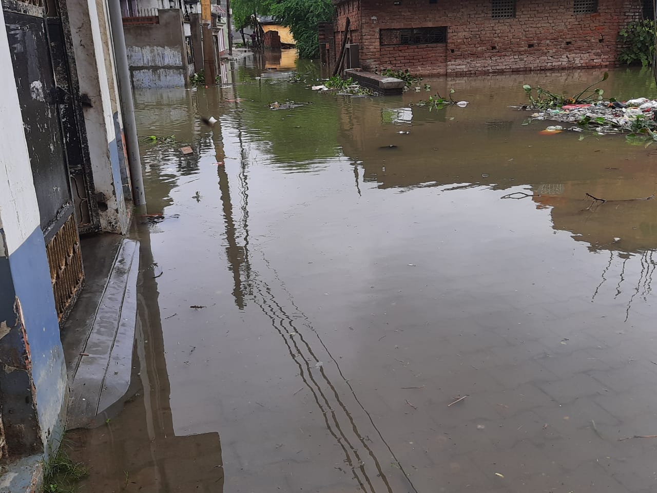 शहरके बागेश्वर नगर में भरा तमसा नदी का पानी।