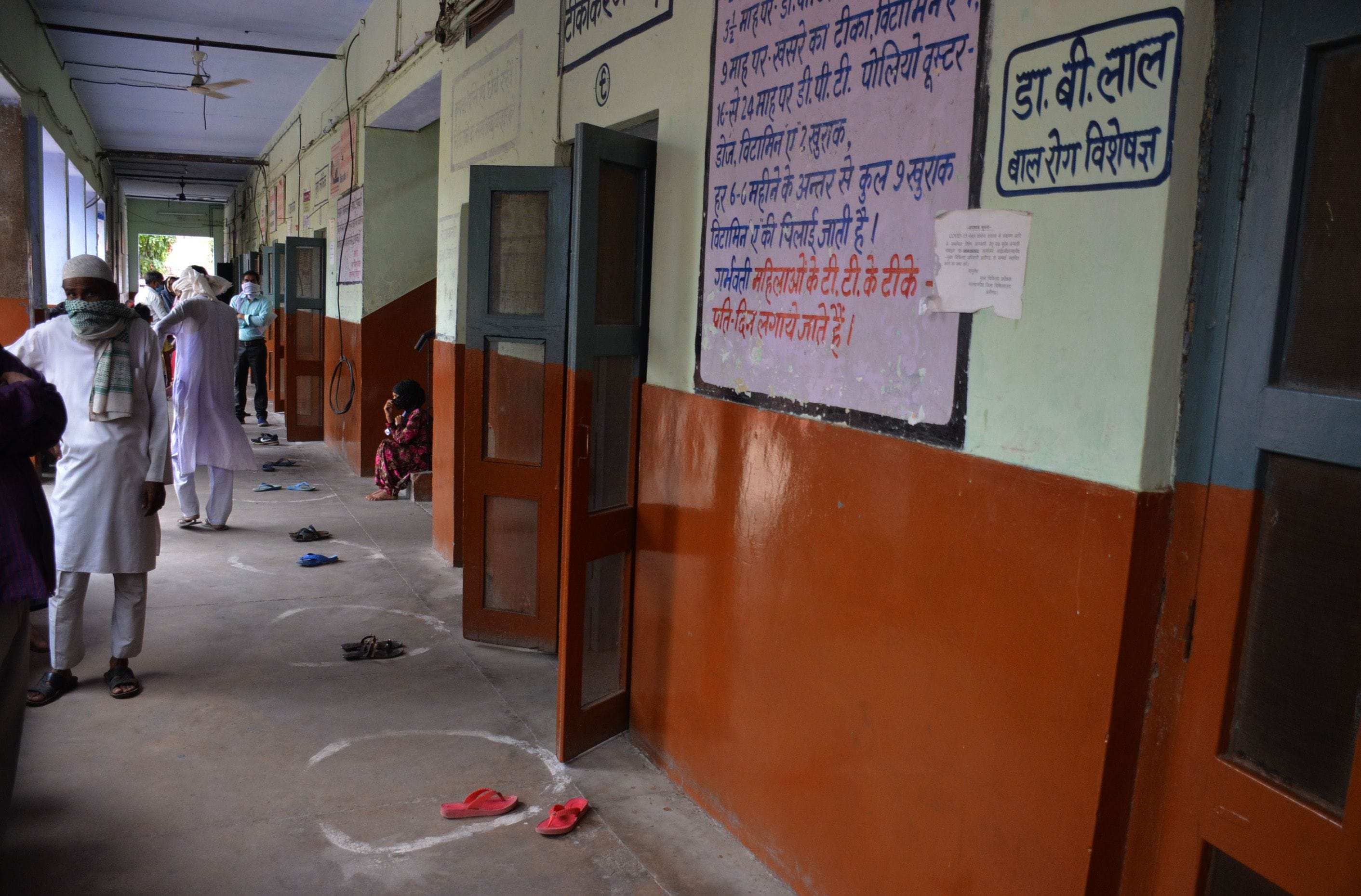 जिला अस्पताल पहुंचे मरीजों ने ओपीडी के बाहर जूते चप्पल रखकर लाइन लगाई। जिला अस्पताल पहुंचे मरीजों ने ओपीडी के बाहर जूते चप्पल रखकर लाइन लगाई।