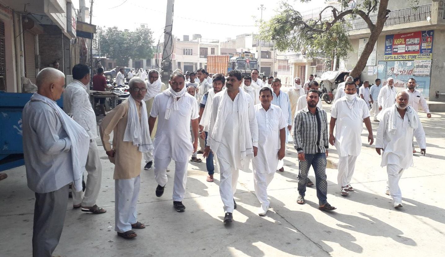उचाना की पुरानी मंडी में पैदल मार्च निकालते किसान। उचाना की पुरानी मंडी में पैदल मार्च निकालते किसान।