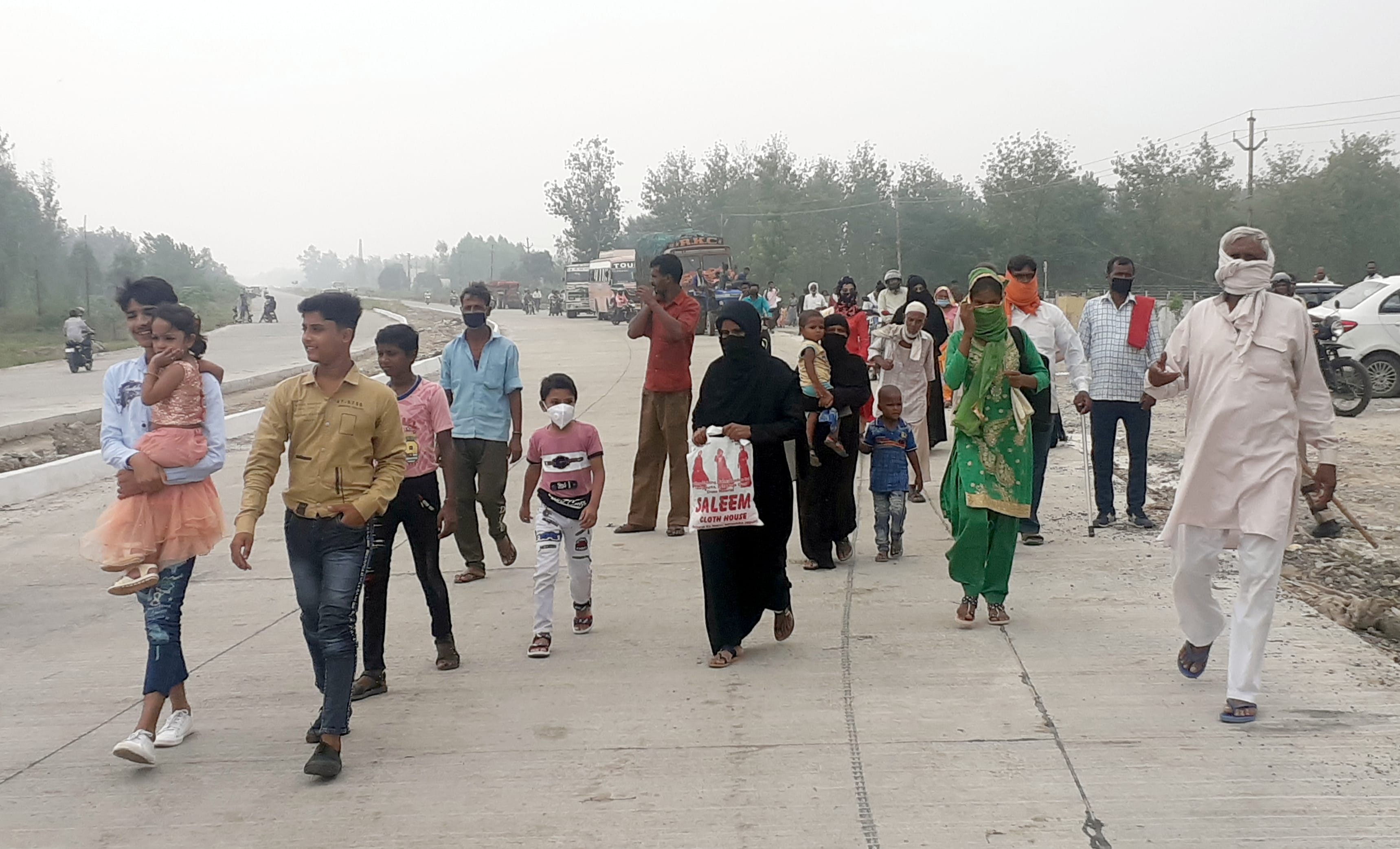 अफजलगढ़ में भाकियू के चक्का जाम के दौरान परेशान यात्री। अफजलगढ़ में भाकियू के चक्का जाम के दौरान परेशान यात्री।