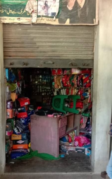 चोरी की घटना के बाद दुकान का खुला पड़ा शटर और बिखरा पड़ा सामान। 