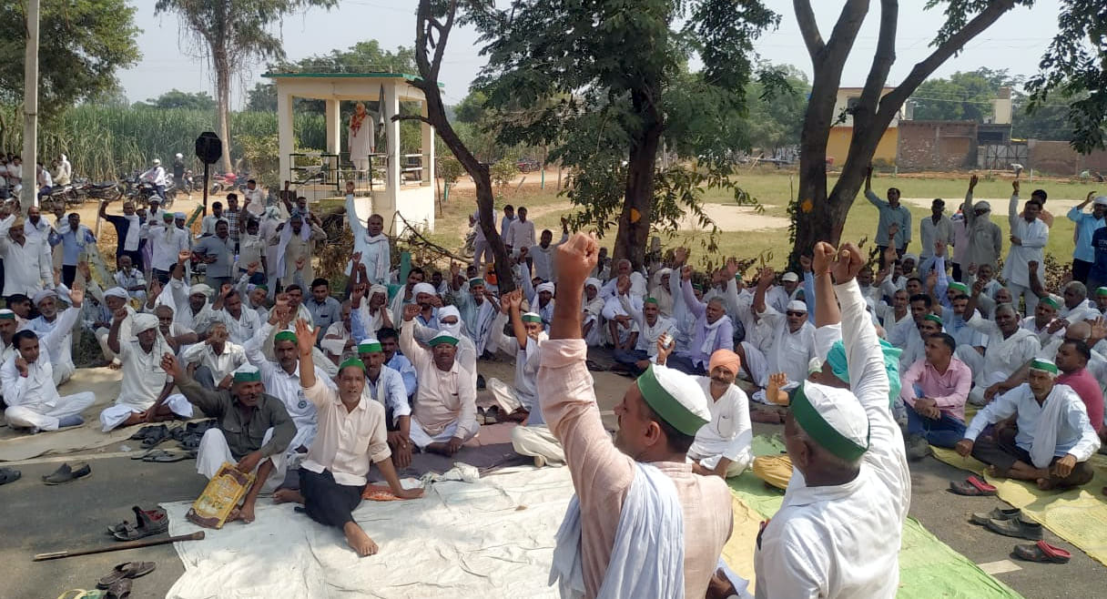 चांदपुर के गांव बागड़पुर में प्रदर्शन कर जाम लगाते भाकियू कार्यकर्ता। चांदपुर के गांव बागड़पुर में प्रदर्शन कर जाम लगाते भाकियू कार्यकर्ता।