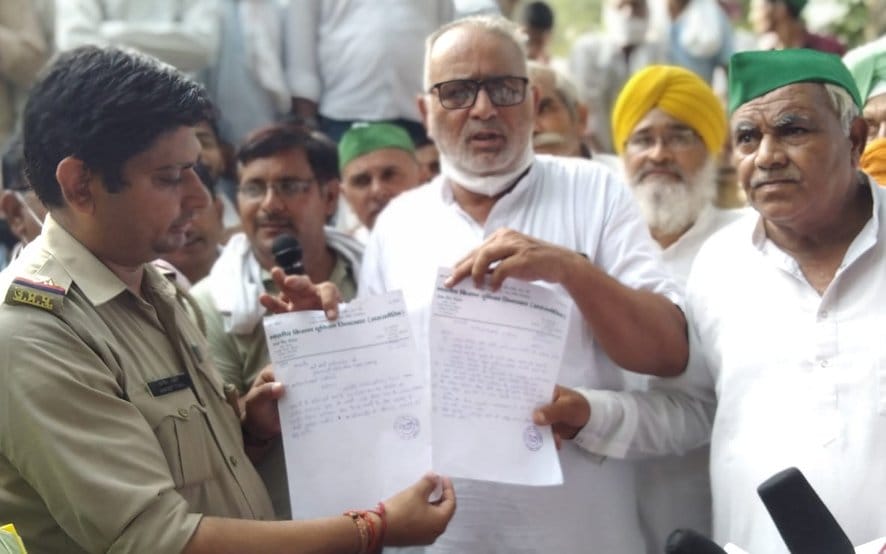 नजीबाबाद- हरिद्वार मार्ग पर मंडावली के थाना प्रभारी को ज्ञापन सौंपते किसान नेता इकबाल सिंह। नजीबाबाद- हरिद्वार मार्ग पर मंडावली के थाना प्रभारी को ज्ञापन सौंपते किसान नेता इकबाल सिंह।