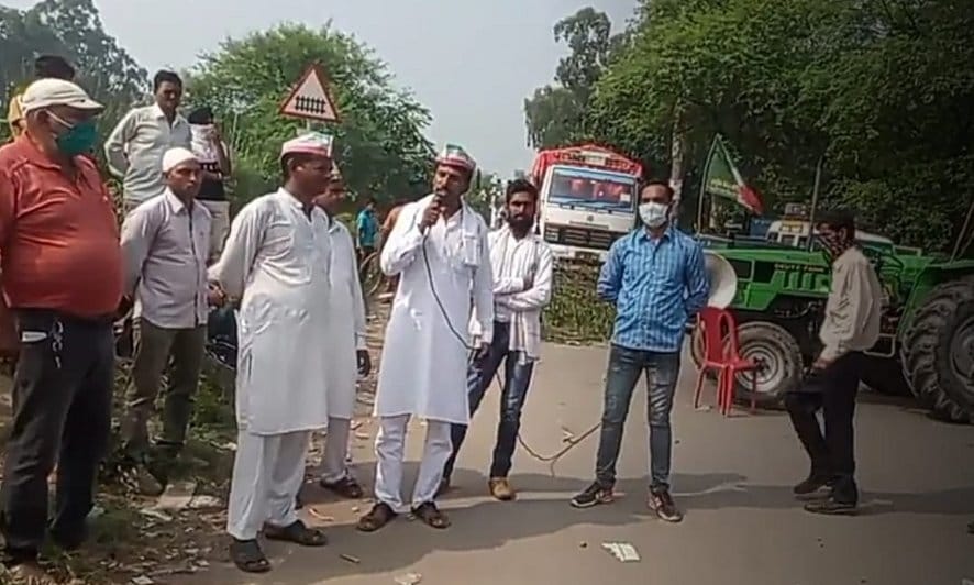 नजीबाबाद के समीपुर हरिद्वार मार्ग पर जाम लगाते मजदूर संगठन के किसान। नजीबाबाद के समीपुर हरिद्वार मार्ग पर जाम लगाते मजदूर संगठन के किसान।
