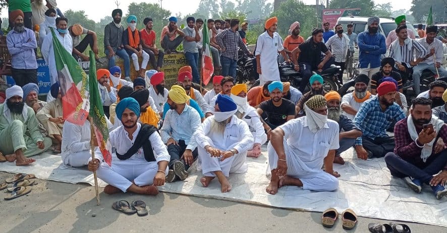 नजीबाबाद में कोटद्वार मार्ग पर धरना देते राष्ट्रीय किसान मजदूर संगठन के किसान। नजीबाबाद में कोटद्वार मार्ग पर धरना देते राष्ट्रीय किसान मजदूर संगठन के किसान।