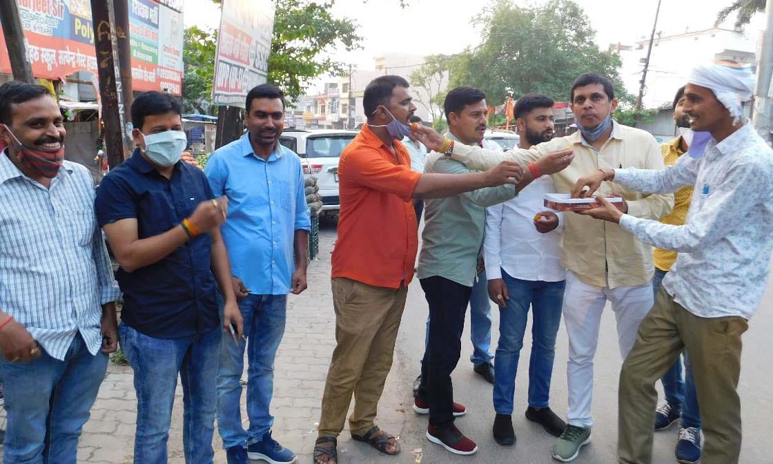 सांसद हरीश द्विवेदी को भाजपा का राष्ट्रीय मंत्री बनाए जाने पर खुशी मनाते कार्यकर्ता।