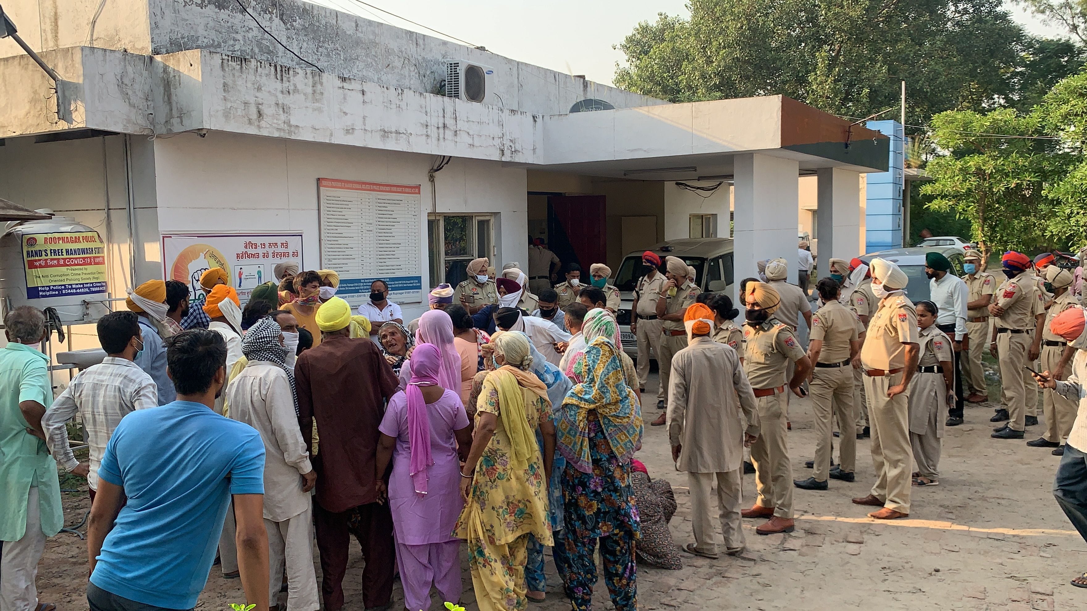 मृतक बलविंदर के परिजन व अन्य लोग थाना सदर में पुलिस के खिलाफ रोष जताते हुए। 