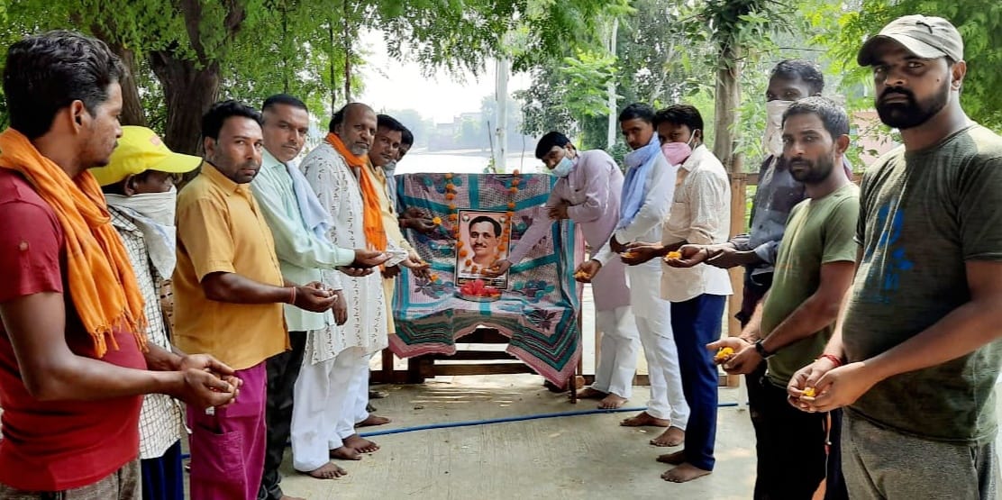 शामली  में पं0 दीन दयाल उपाध्याय जी के चित्र पर पुष्पअर्पित करते भाजपा जिला अध्यक्ष सतेन्द्र तोमर