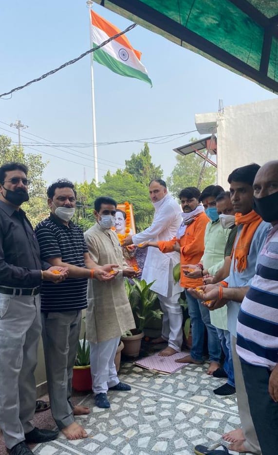 शामली में पं0 दीन दयाल उपाध्याय  के चित्र पर पुष्पअर्पित करते भाजपा कार्यकर्ता
