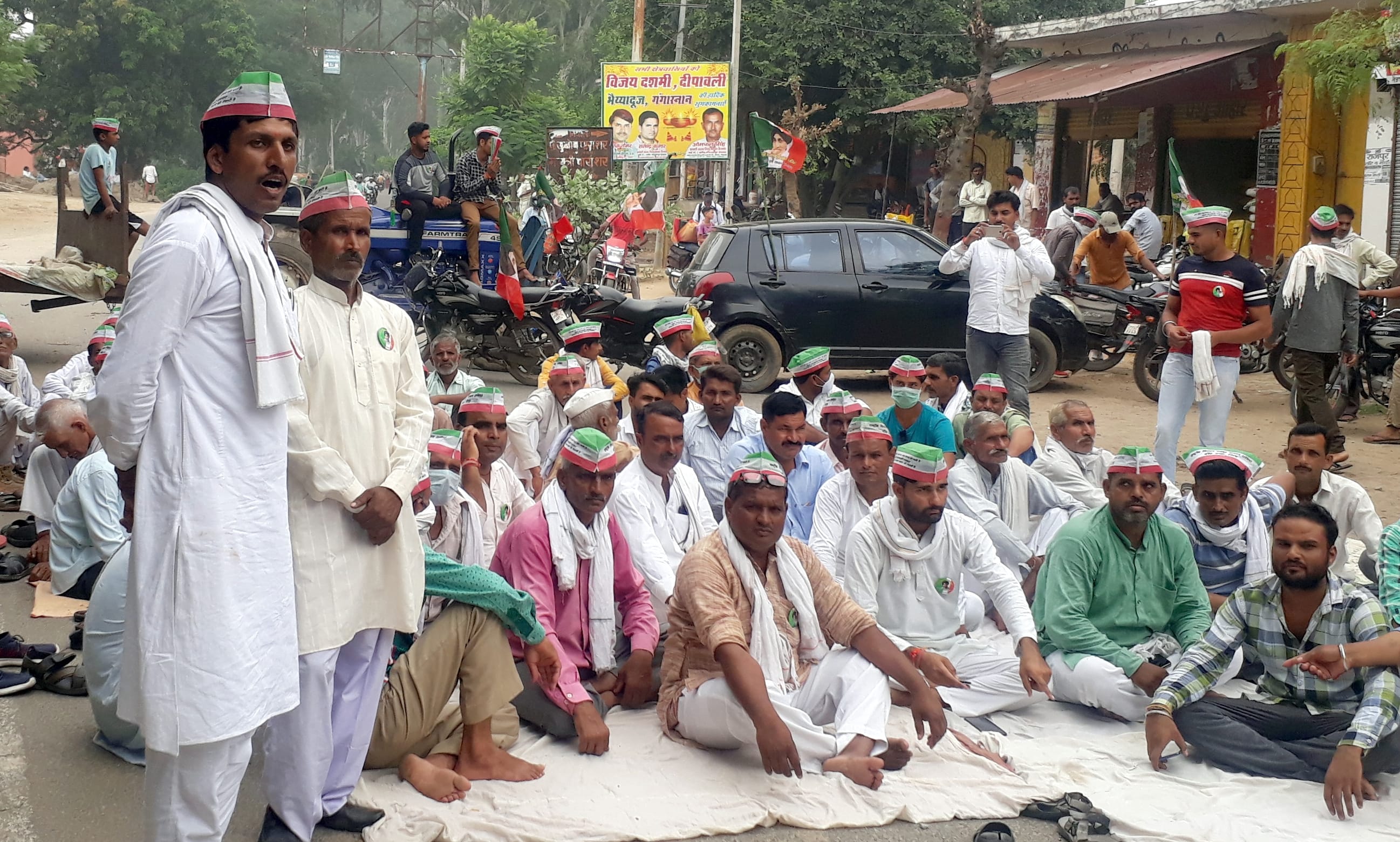 चंदक में दौलतपुर चौराहे पर चक्का जाम करके धरने को संबोधति करते राष्ट्रीय किसान मजदूर संगठन के का? चंदक में दौलतपुर चौराहे पर चक्का जाम करके धरने को संबोधति करते राष्ट्रीय किसान मजदूर संगठन के का?