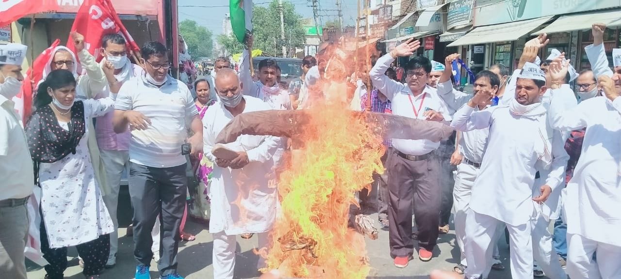 हांसी गेट पर सरकार का पुतला फूंकते हुए विभिन्न जनसंगठनों के लोग। संवाद न्यूज एजेंसी हांसी गेट पर सरकार का पुतला फूंकते हुए विभिन्न जनसंगठनों के लोग। संवाद न्यूज एजेंसी