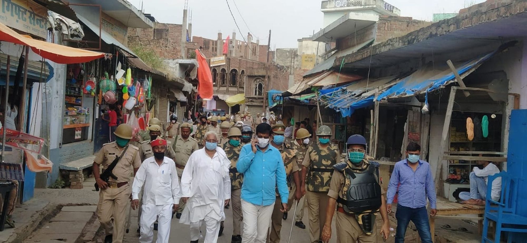 पैदल गश्त करते एसडीएम व पुलिस-पीएसी के जवान