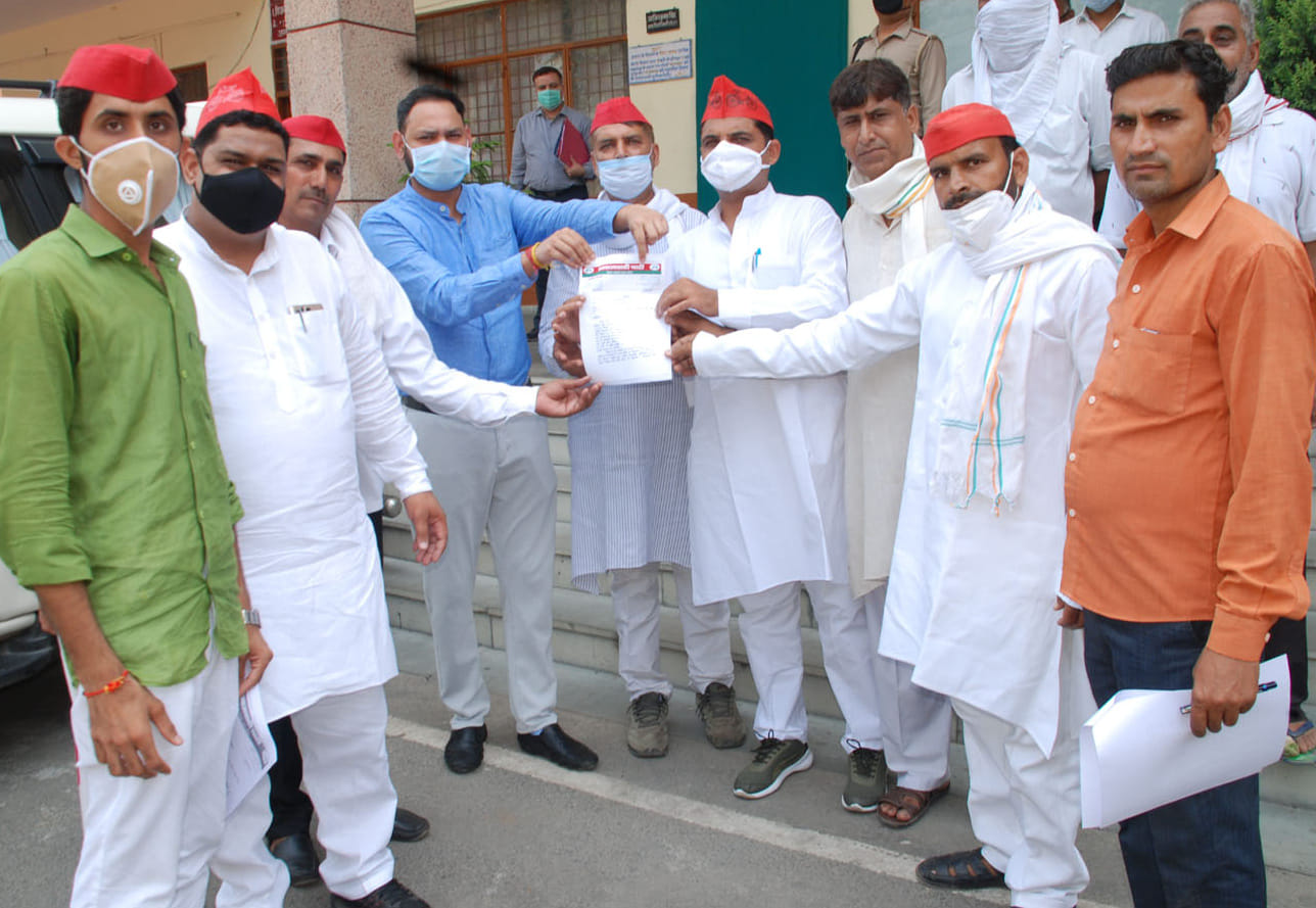 शामली कलेक्ट्रेट में एडीएम को ज्ञापन देते सपा कार्यकर्ता शामली कलेक्ट्रेट में एडीएम को ज्ञापन देते सपा कार्यकर्ता