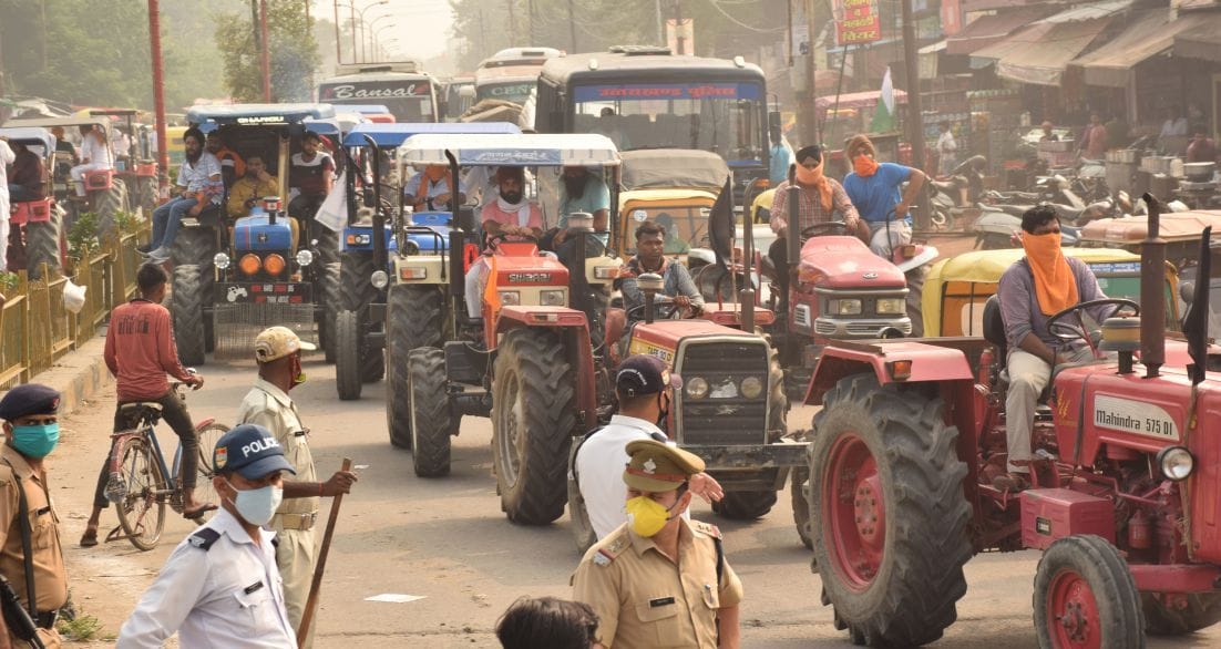 रुद्रपुर के नैनीताल रोड में किसानों की ट्रैक्टर रैली से लगा जाम । रुद्रपुर के नैनीताल रोड में किसानों की ट्रैक्टर रैली से लगा जाम ।