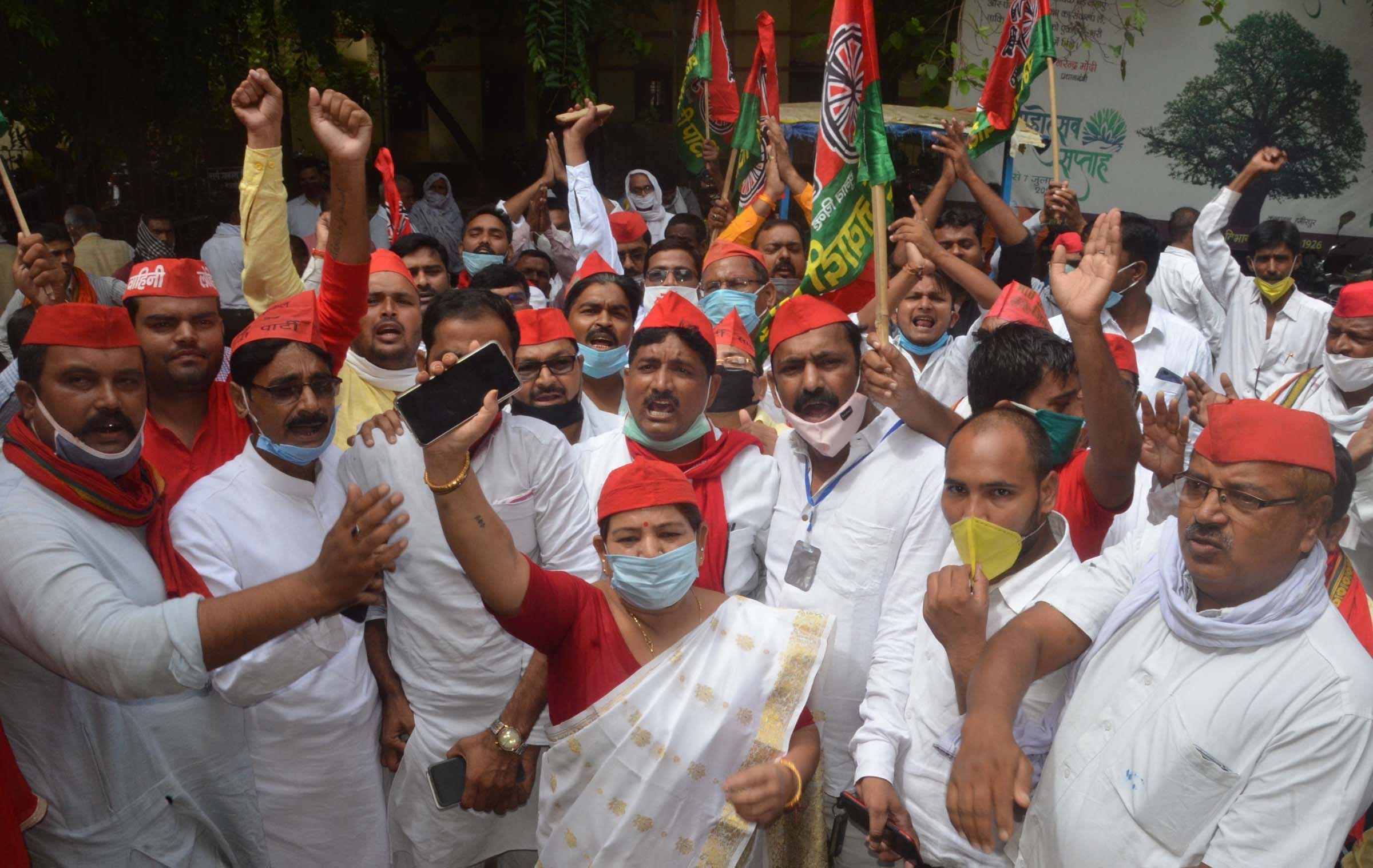 जिलाधिकारी कार्यालय के सामने मांगों को लेकर प्रदर्शन करते सपा के कार्यकर्ता। जिलाधिकारी कार्यालय के सामने मांगों को लेकर प्रदर्शन करते सपा के कार्यकर्ता।