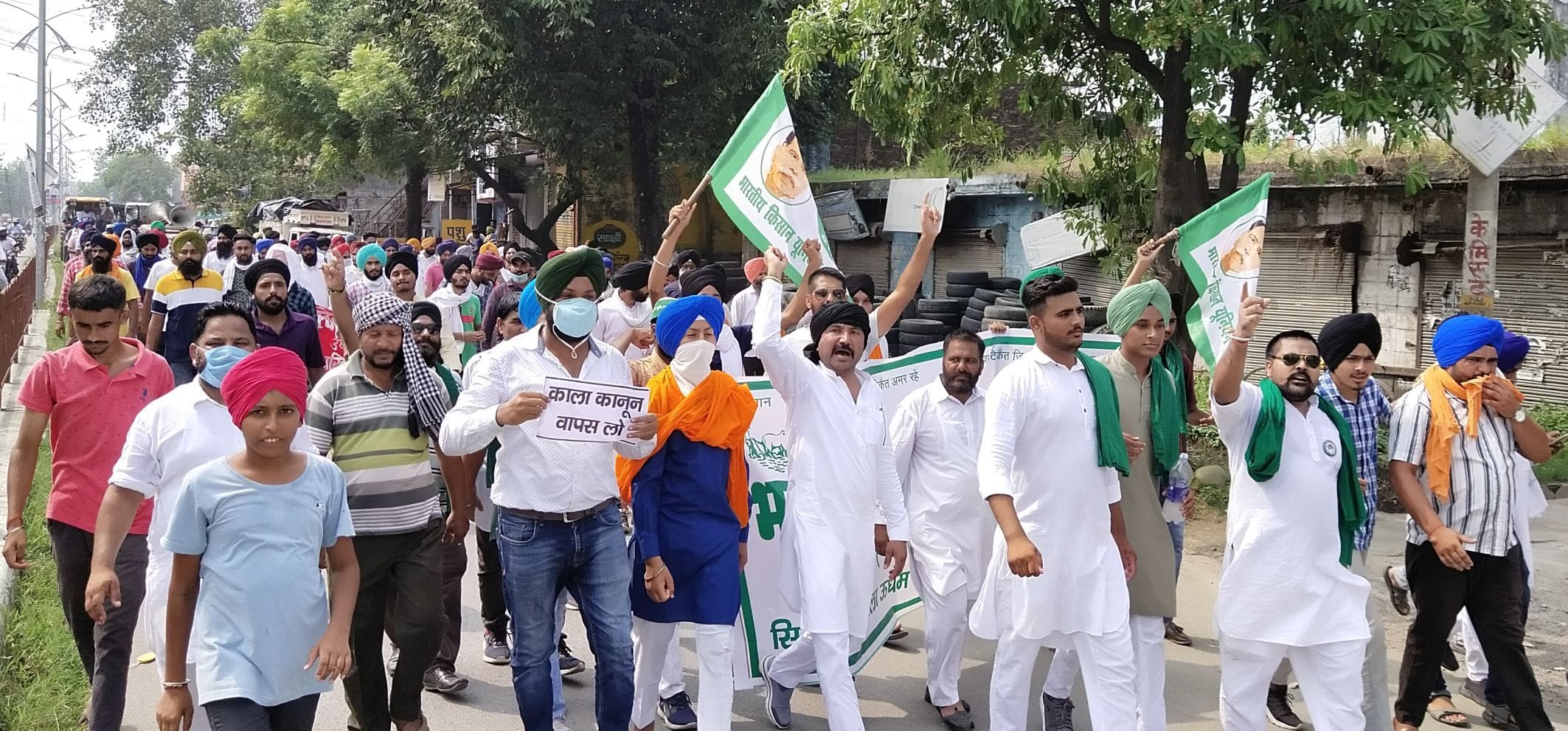 सितारगंज में जुलूस निकालते भाकियू के किसान। सितारगंज में जुलूस निकालते भाकियू के किसान।