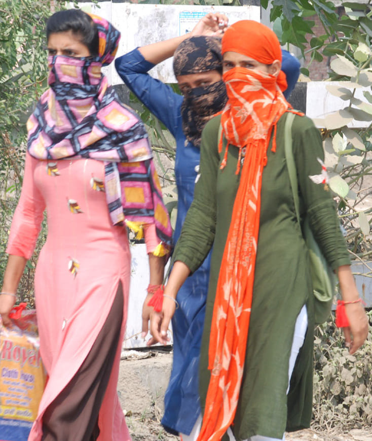 शामली गुरूद्वारा तिराहे पर भाकियू के जाम दोरान  पैदल जाती युवतियां