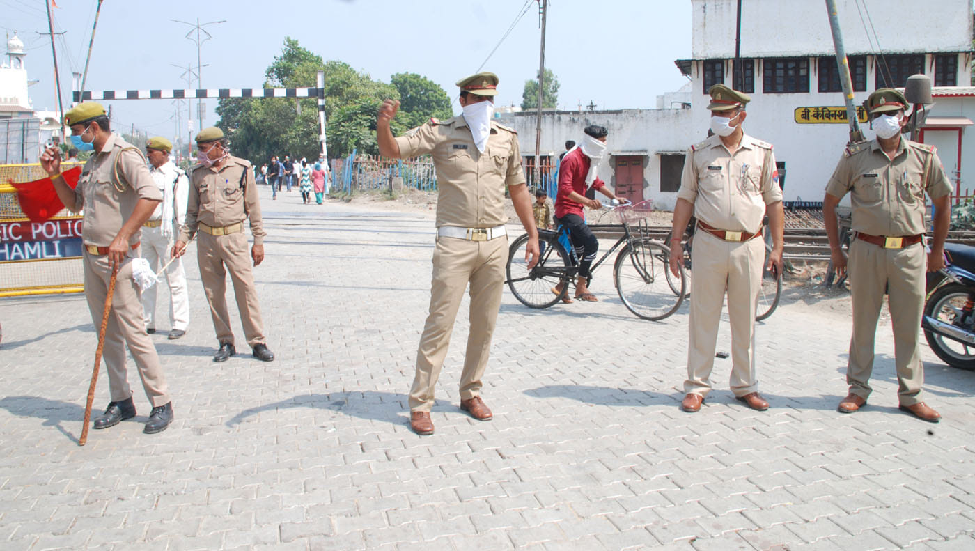 ामली गुरूद्वारे तिराहे पर भाकियू के जाम दोरान धीमानपुरा फाटक पर वाहनो को रोकते पुलिसकर्मी