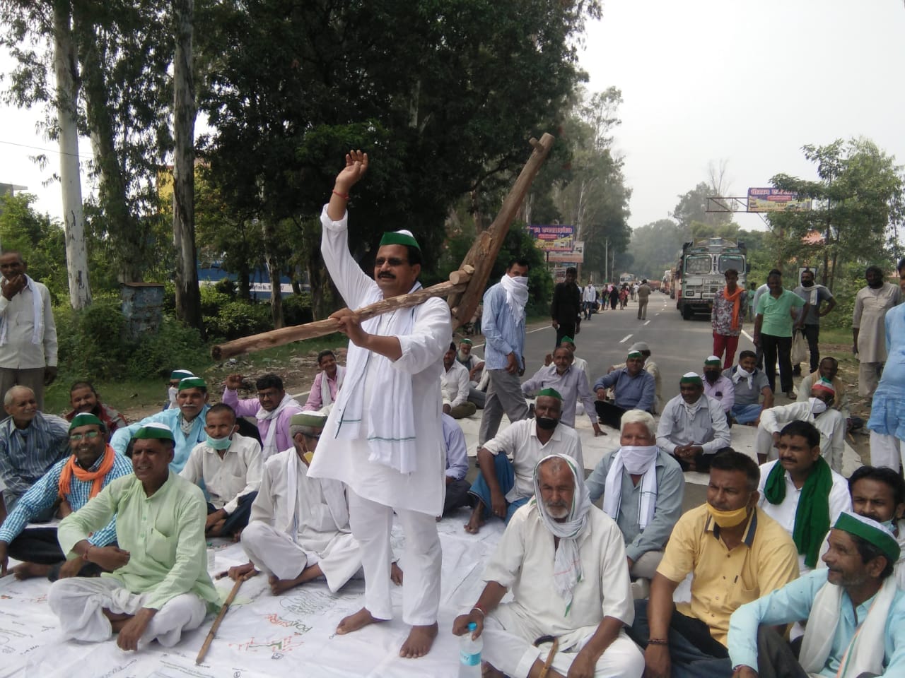 धामपुर में चक्काजाम के दौरान कंधे पर हल रखकर प्रदेश और केंद्र सरकार को ललकारते ब्लाक अध्यक्ष दुष धामपुर में चक्काजाम के दौरान कंधे पर हल रखकर प्रदेश और केंद्र सरकार को ललकारते ब्लाक अध्यक्ष दुष