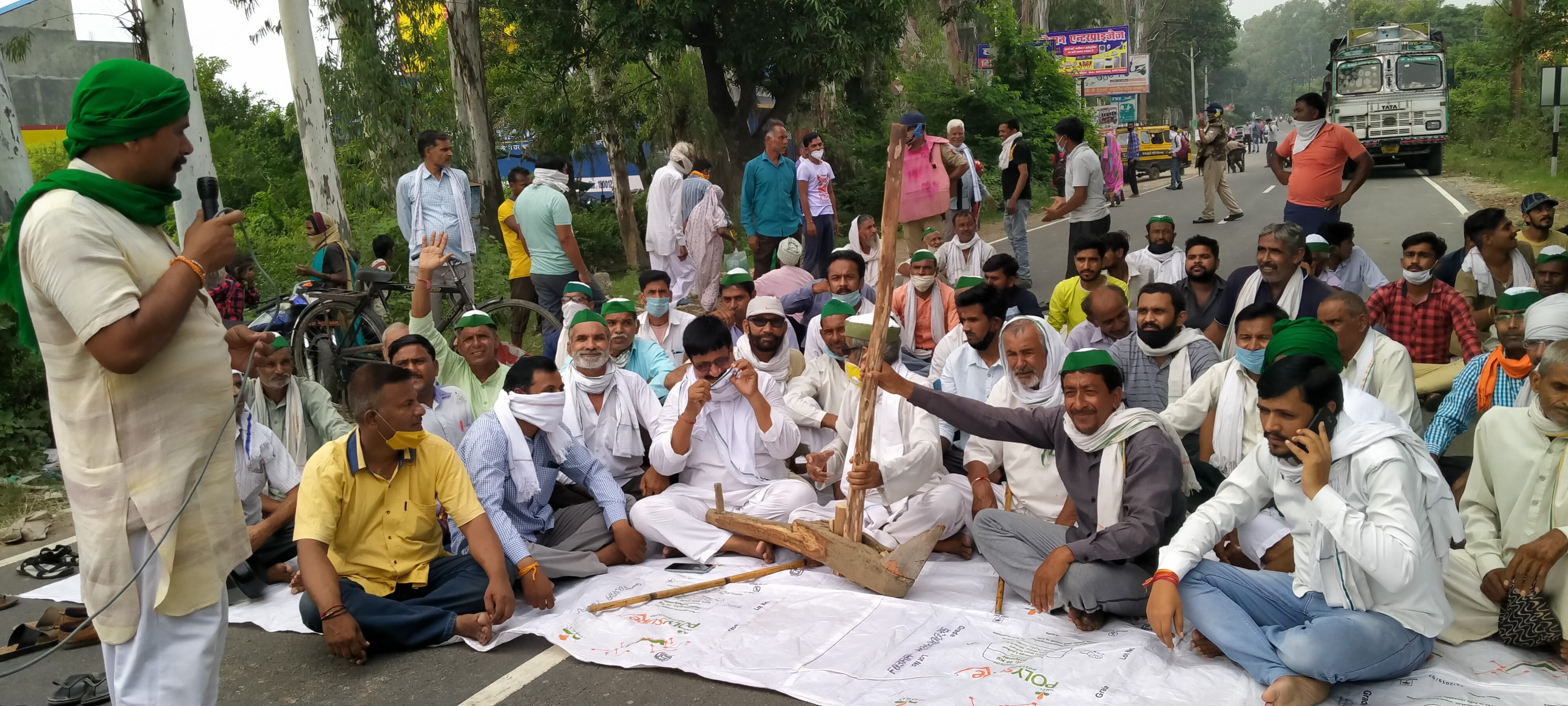 धामपुर में पानीपत- खटीमा मार्ग पर चक्काजाम कर सरकार के खिलाफ प्रदर्शन करते भाकियू कार्यकर्ता। धामपुर में पानीपत- खटीमा मार्ग पर चक्काजाम कर सरकार के खिलाफ प्रदर्शन करते भाकियू कार्यकर्ता।