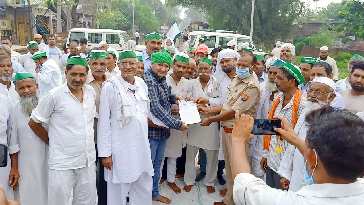 कोतवाली देहात में ज्ञापन सौंपते भाकियू भानू के कार्यकर्ता। कोतवाली देहात में ज्ञापन सौंपते भाकियू भानू के कार्यकर्ता।