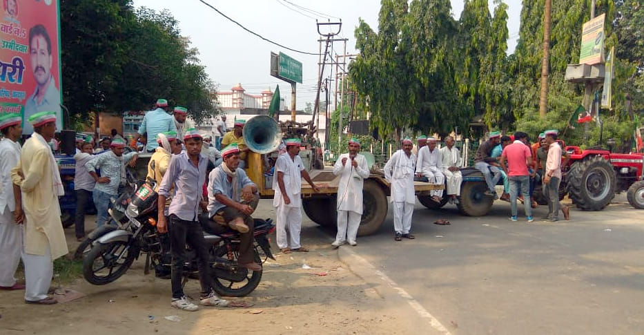 चांदपुर में चौधरी चरण सिंह चौक पर जाम लगाते राष्ट्रीय किसान मजदूर संगठन कार्यकर्ता। चांदपुर में चौधरी चरण सिंह चौक पर जाम लगाते राष्ट्रीय किसान मजदूर संगठन कार्यकर्ता।