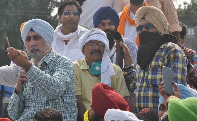 रुद्रपुर के गल्ला मंडी में किसानों की सभा को संबोधित करते किसान नेता वीएम सिंह। रुद्रपुर के गल्ला मंडी में किसानों की सभा को संबोधित करते किसान नेता वीएम सिंह।