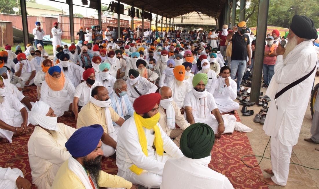 रुद्रपुर के गल्ला मंडी में सभा को संबोधित करते किसान नेता। रुद्रपुर के गल्ला मंडी में सभा को संबोधित करते किसान नेता।