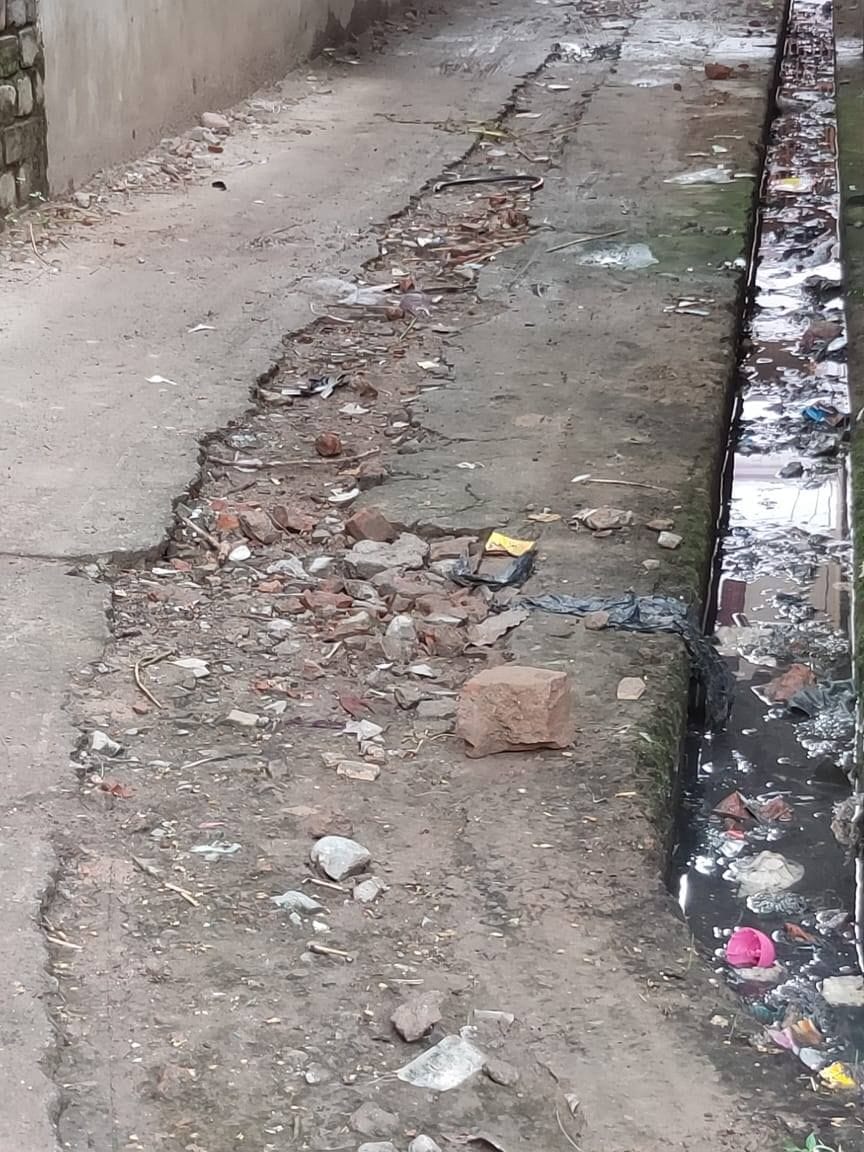 शहर के मोहल्ला गोपाल सिंह में धंसी सड़क। शहर के मोहल्ला गोपाल सिंह में धंसी सड़क।
