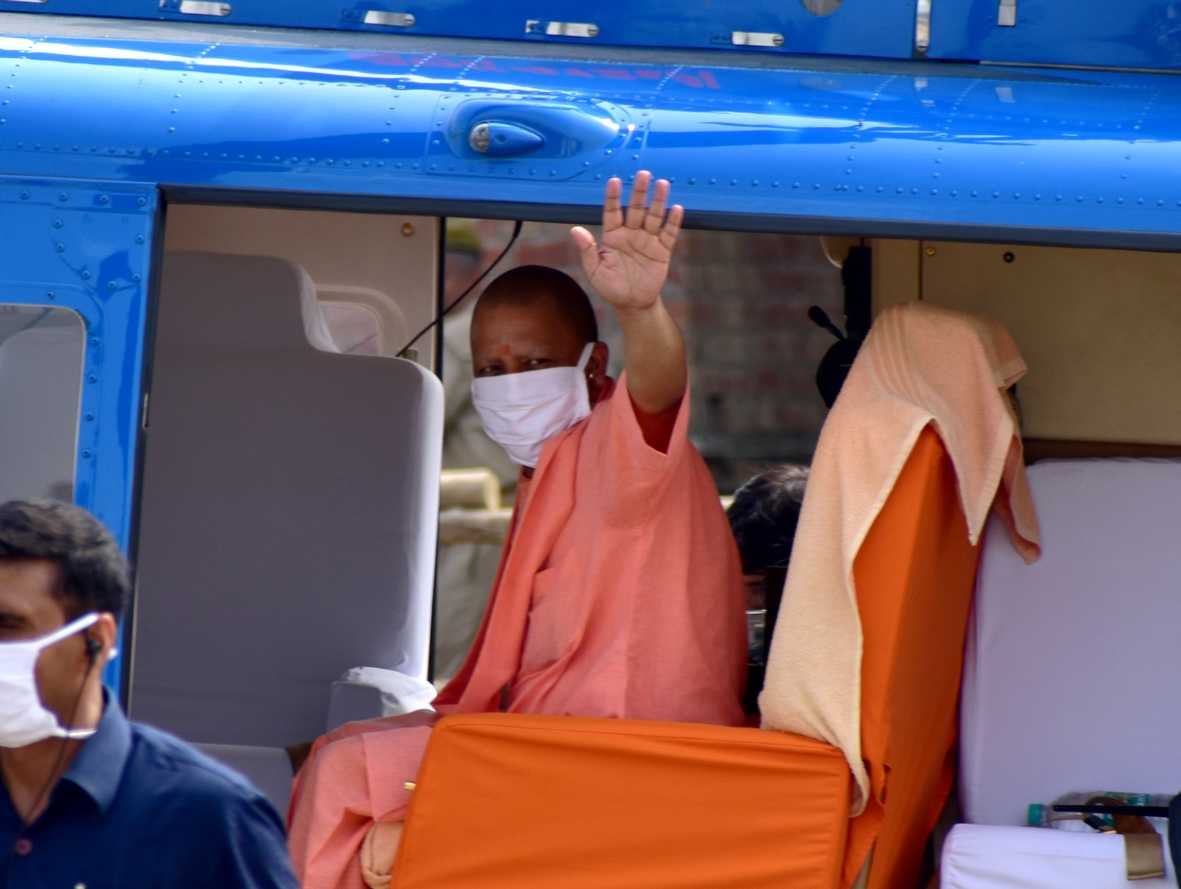 कुल्हनामऊ में सड़क पर खड़े लोगों का अभिवादन करते मुख्यमंत्री योगी आदित्यनाथ । कुल्हनामऊ में सड़क पर खड़े लोगों का अभिवादन करते मुख्यमंत्री योगी आदित्यनाथ ।