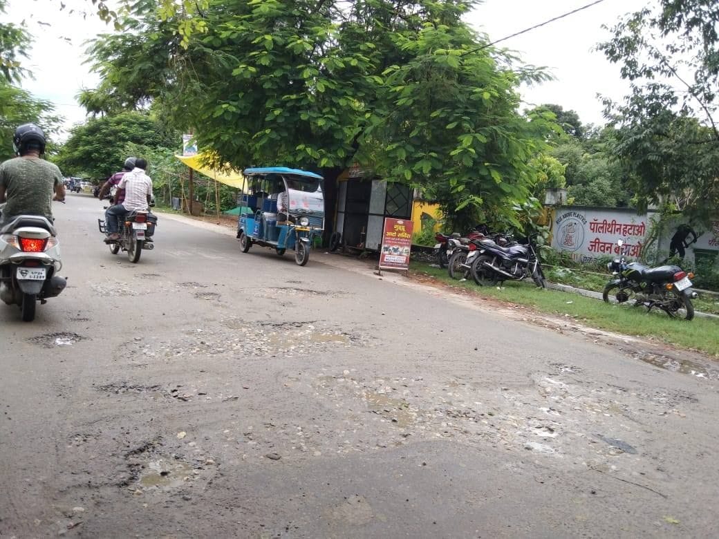 गांधी स्टेडियम रोड पर ऊबड़ खबड़ पड़ी सड़क। गांधी स्टेडियम रोड पर ऊबड़ खबड़ पड़ी सड़क।