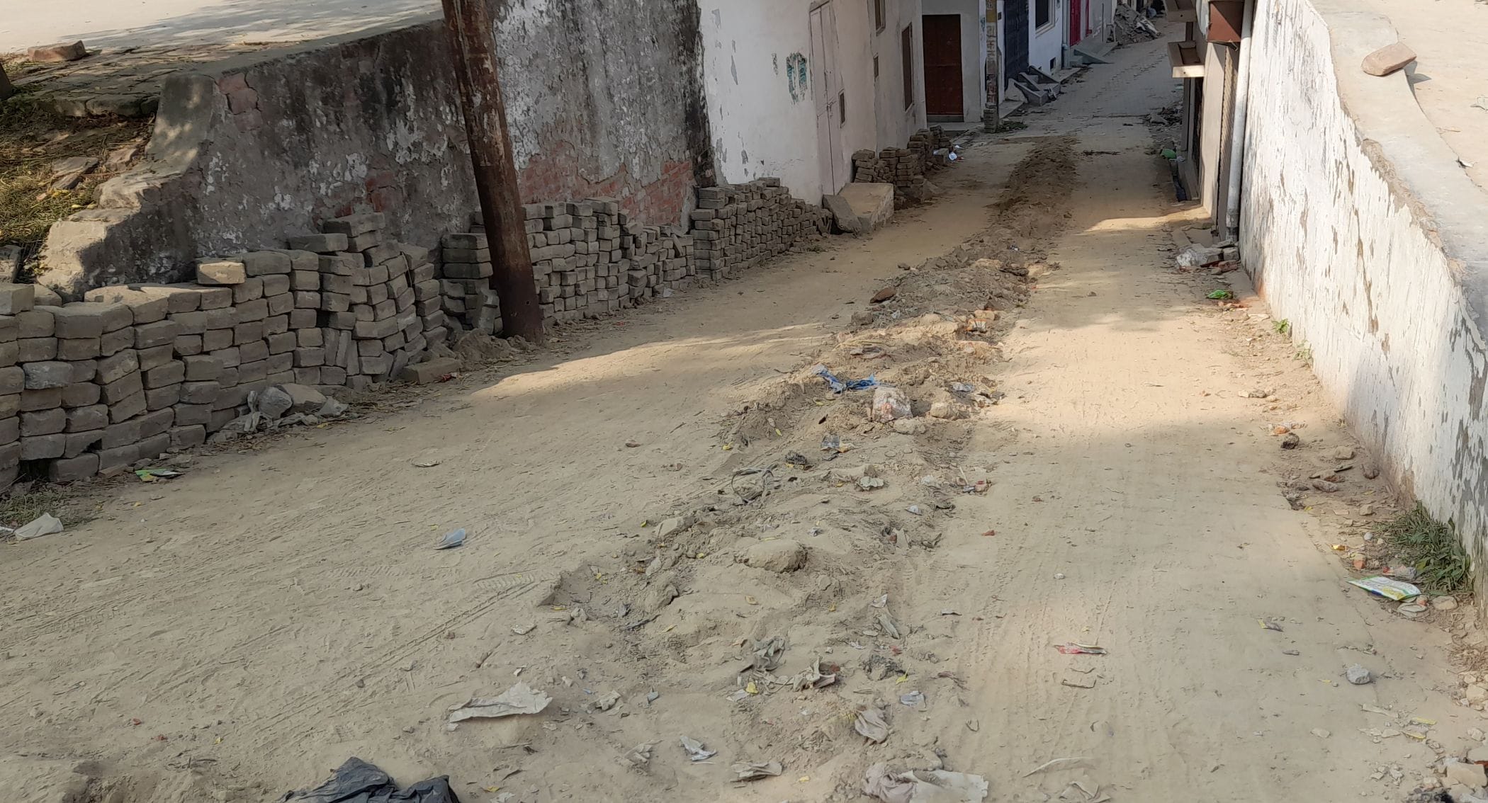 सीतापुर के बटगंज मोहल्ले से कैचीपुल जाने वाला मुख्यमार्ग खोदाई से हुआ बदहाल।