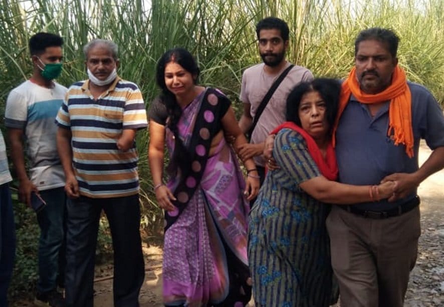 नजीबाबाद में संदिग्ध परिस्थितियों में बुलेरो में मृत मिले चालक अमित के विलाप करते परिजन। नजीबाबाद में संदिग्ध परिस्थितियों में बुलेरो में मृत मिले चालक अमित के विलाप करते परिजन।