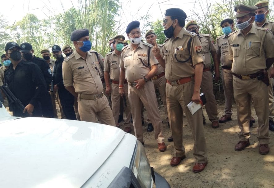 नजीबाबाद में बुलेरो चालक की मौत पर जनकारी लेते एसपी डा.धर्मवीर सिंह। नजीबाबाद में बुलेरो चालक की मौत पर जनकारी लेते एसपी डा.धर्मवीर सिंह।