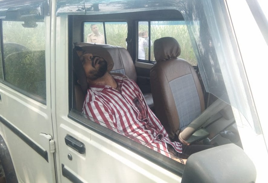 नजीबाबाद में बुलेरो में गोली लगने से मरा चालक अमित वर्मा। नजीबाबाद में बुलेरो में गोली लगने से मरा चालक अमित वर्मा।