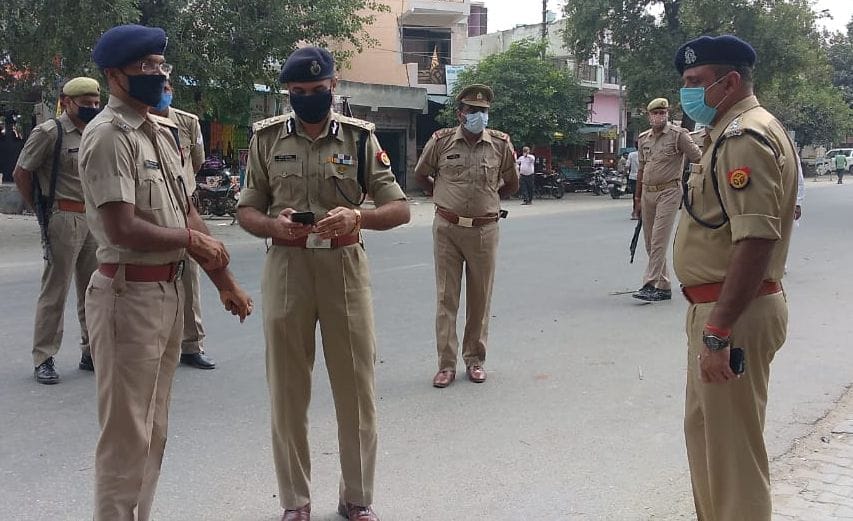 निरीक्षण के दौरान एसपी देहात व सीओ को निर्देश देते एडीजी।