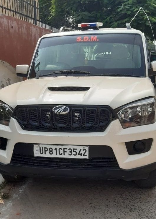 एसडीएम की गाड़ी