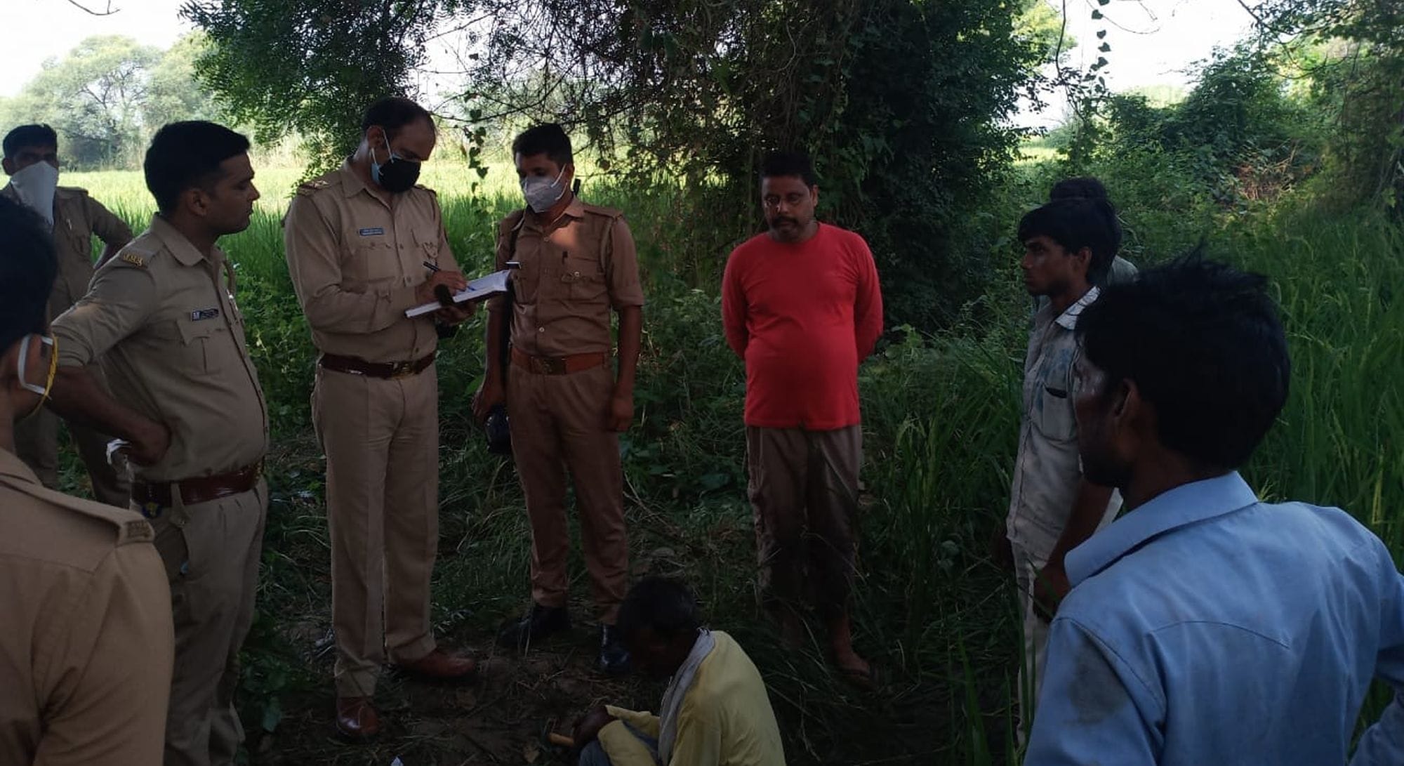 पिता व ग्रामीणों से पूछताछ करते पुलिस अधिकारी। पिता व ग्रामीणों से पूछताछ करते पुलिस अधिकारी।