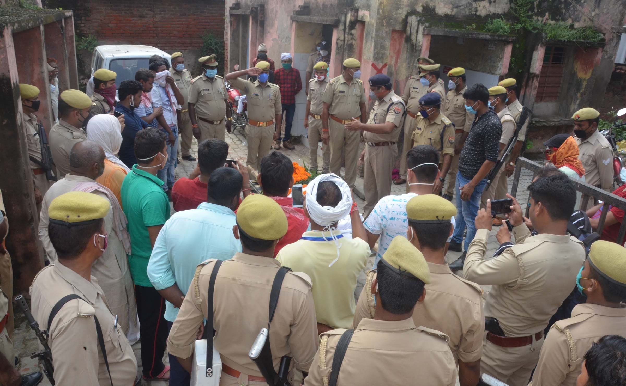 प्रतापगढ़ जिला अस्पताल के बगल पोस्टमार्टम हाउस में सिपाही के शव को सलामी देने के दौरान लगी भीड़।