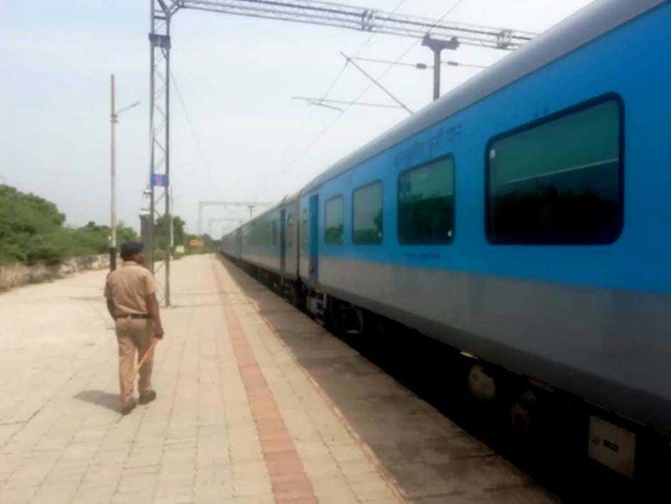 गंगाघाट रेलवे स्टेशन पर खड़ी शताब्दी एक्सप्रेस गंगाघाट रेलवे स्टेशन पर खड़ी शताब्दी एक्सप्रेस