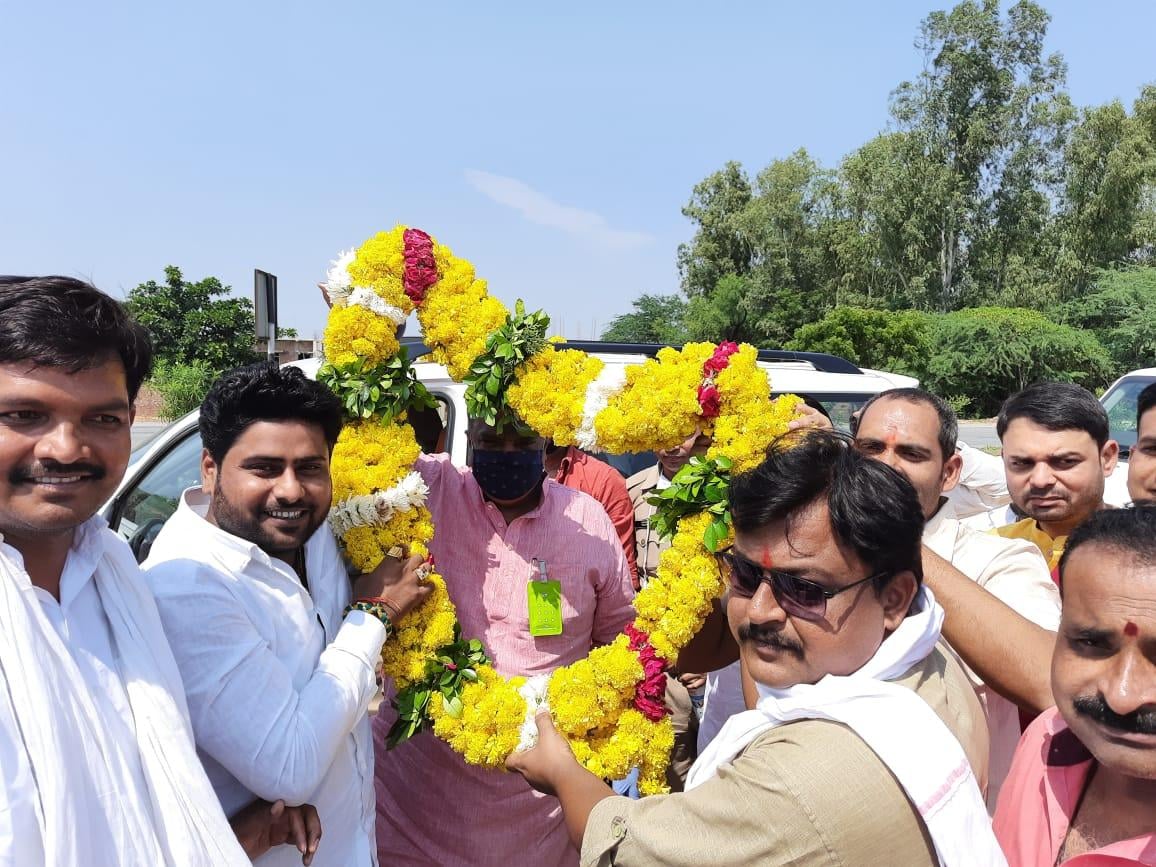 कालपी पुल पर मानवेंद्र सिंह का स्वागत करते भाजपाई