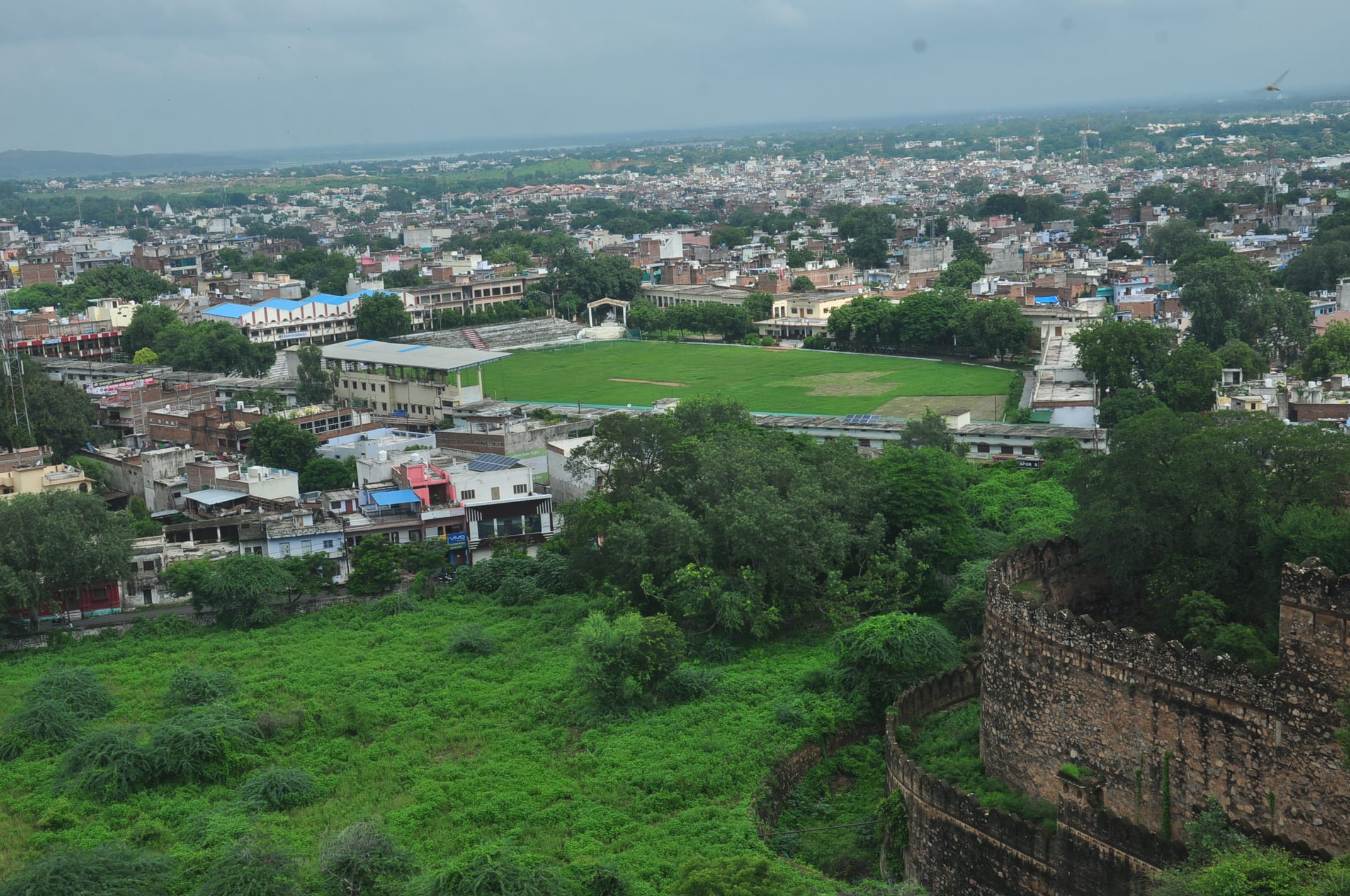 झांसी दुर्ग से झांकती नगर की हरयाली। झांसी दुर्ग से झांकती नगर की हरयाली।